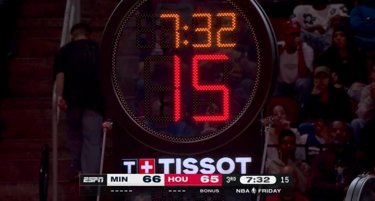 开云体育-出了点小状况!森林狼火箭激战正酣 计时器突然故障需要调整